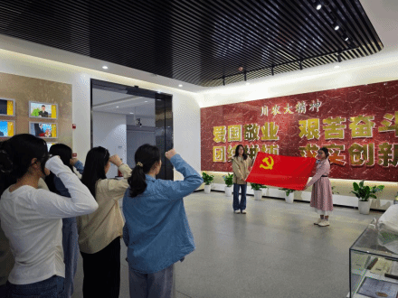 365英国上市集团开展“行走的党课”主题党日活动